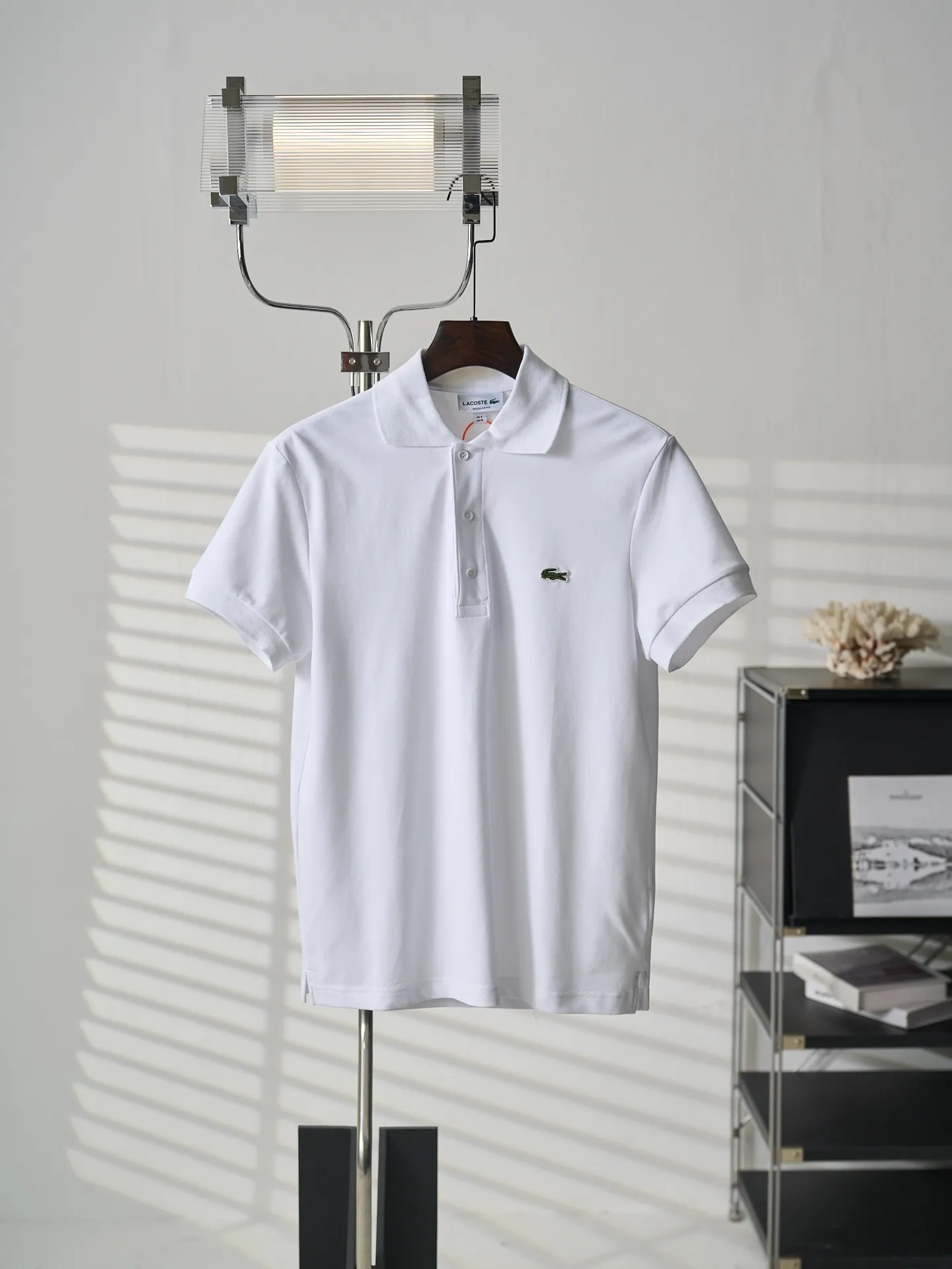 [Real auction] Lacoste crocodile logo embroidered short-sleeved Polo shirt [In Stock] S M L Adopting the stamping process, independent embroidered stamps are made through computer embroidery, and then positioned and sewn onto the clothing. It has a strong three-dimensional effect, is strong and washable, and has stable quality. The fabrics have been fermented and washed, giving a better hand feel and texture. It is not easy to deform, shrink, or fade. It maintains long-term beauty and fits well.